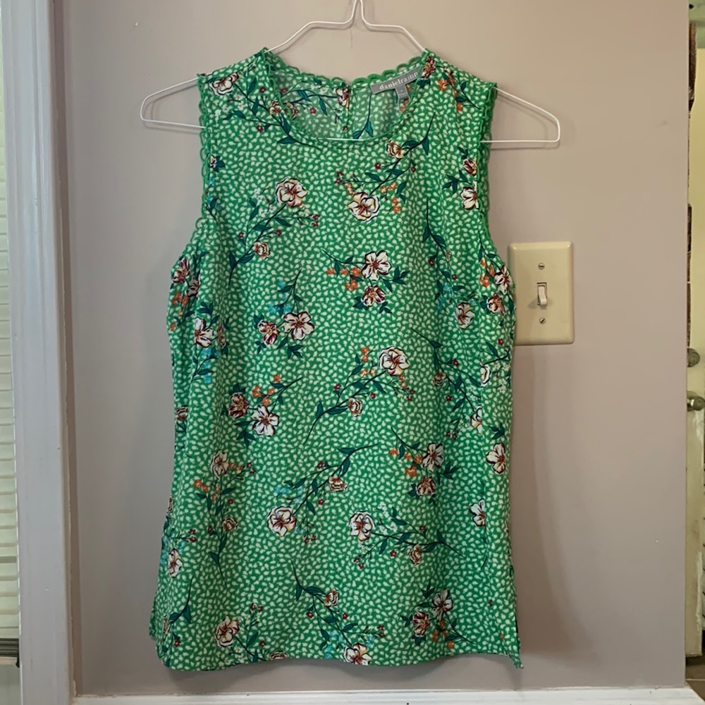 Danielrainn size M Green Sleeveless keyhole Back Side Slits Top NWT